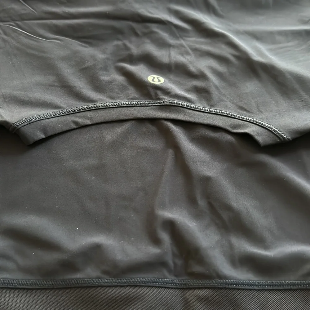 Lululemon, new , silky Long sleeve, with mash details - Picture 3 of 4